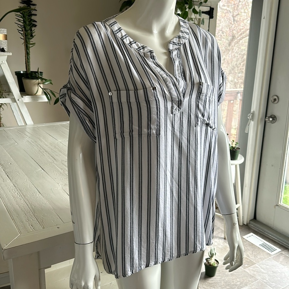 Jones New York signature Large 100% VISCOSE navy blue striped blouse like new